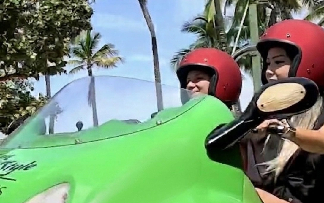 3 wheel car controls and safety details in Waikiki rental vehicle